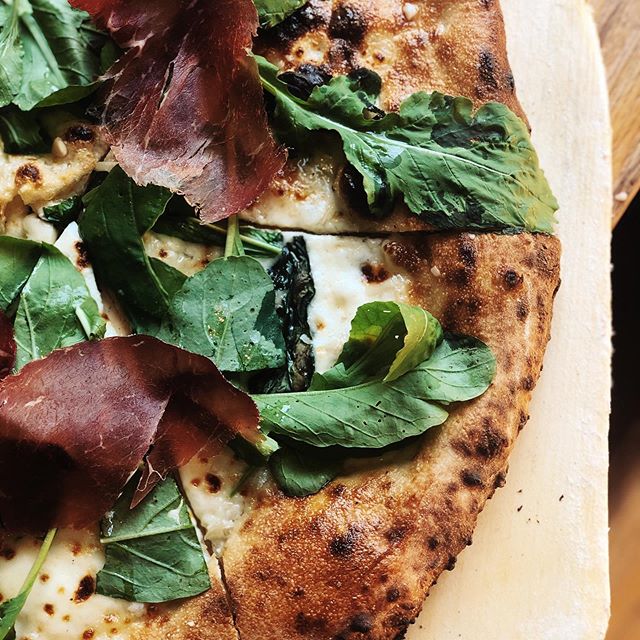 Sometimes basic is best ✨ . .
. #eatwell #drinkwell #fancybutnot #visitbentonville #bentonvillear #bareaders #f52grams #feedfeed #pizzeria #basics #pizza #goopmake