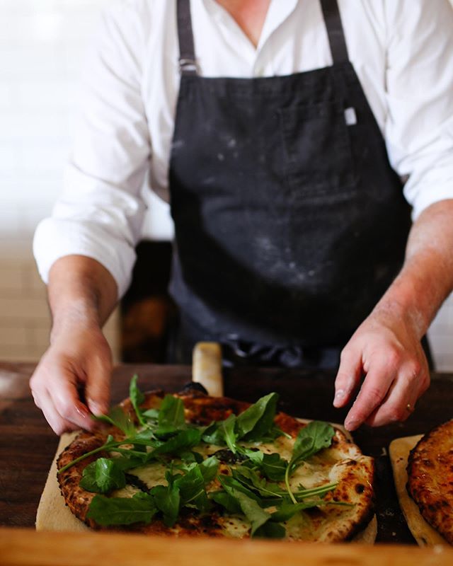 Friendly reminder to eat your greens, especially when they come on a pizza ✨🍾🙌🏻 ⠀⠀⠀⠀⠀⠀⠀⠀⠀
⠀⠀⠀⠀⠀⠀⠀⠀⠀
#eatwell #drinkwell #youdoyouboo #fancybutnot #woodfiredmagic #bentonvillear #visitbentonville #goopmake #bareaders #feedfeed #foodandwine #pizzeri