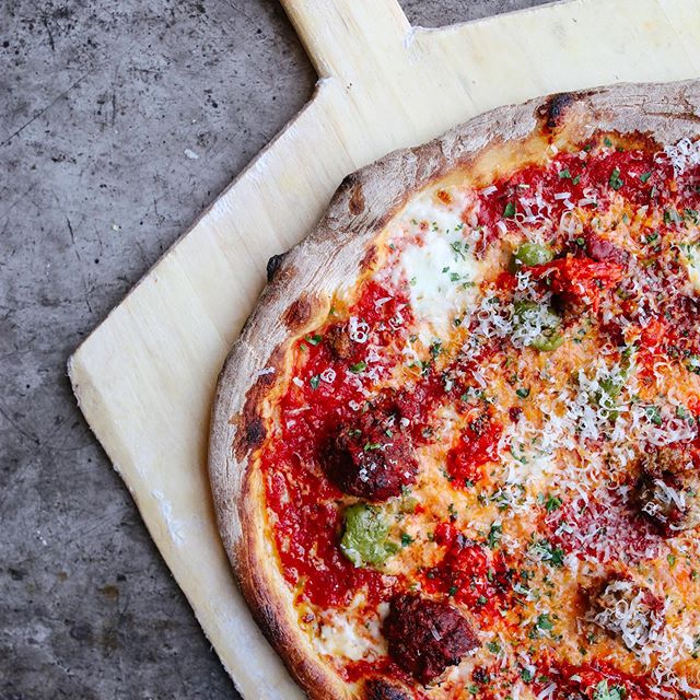 The Razorbacks may not have won, but this Meatball Pizza definitely will 😉✨😊 #eatwell #drinkwell #youdoyouboo #fancybutnot #woodfiredmagic #bentonvillear #visitbentonville #goopmake #bareaders #feedfeed #foodandwine #pizzeria #f52grams