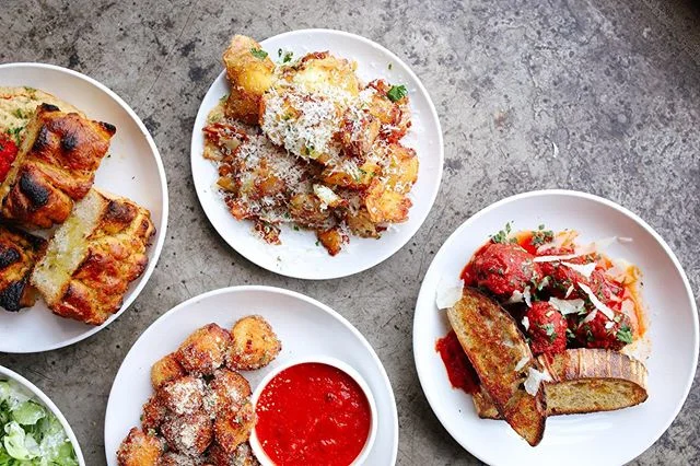 Do you ever tell yourself, &ldquo;today I won&rsquo;t eat carbs&rdquo; and then accidentally order all the carbs?!? 🤷&zwj;♀️😬🤷&zwj;♀️
⠀⠀⠀⠀⠀⠀⠀⠀⠀
⠀⠀⠀⠀⠀⠀⠀⠀⠀
#eatwell #drinkwell #youdoyouboo #fancybutnot #woodfiredmagic #bentonvillear #visitbentonvill