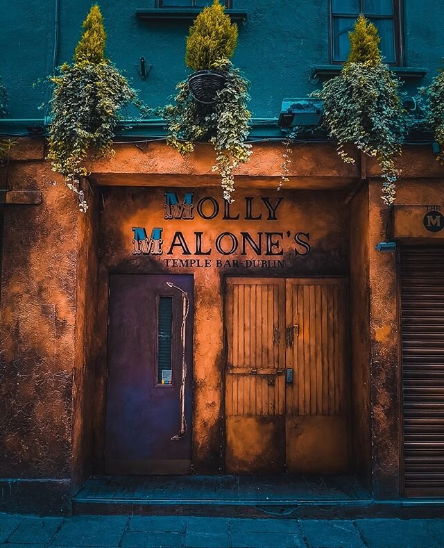 I stumbled upon this door while a photowalk in Temple Bar and really loved the contrast of colours!😍⁠
⁠
You can see the full size image in my story. @themillennialnomad.👈⁠
⁠
This is a great example of complementary colours and how to use it to make