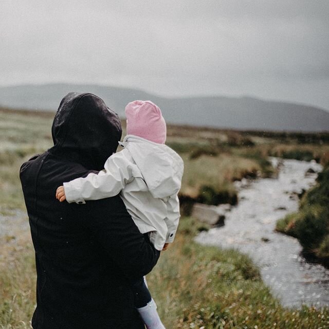 A family day out in the rainy Irish mountains. ☘️🌨💨I missed that!💚 It&rsquo;s funny how the nature of traveling changes depending on your lifestyle.

Nowadays, travel is all about seeing the world through the eyes of my daughter and going with her