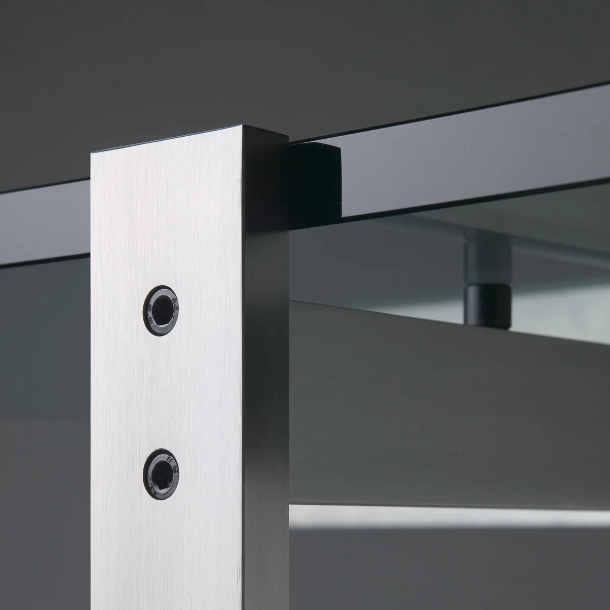 magasin-des-objets-usuels-coffee-table-fritz-hansen-poul-kjaerholm-pk65-glass-closeup.jpg