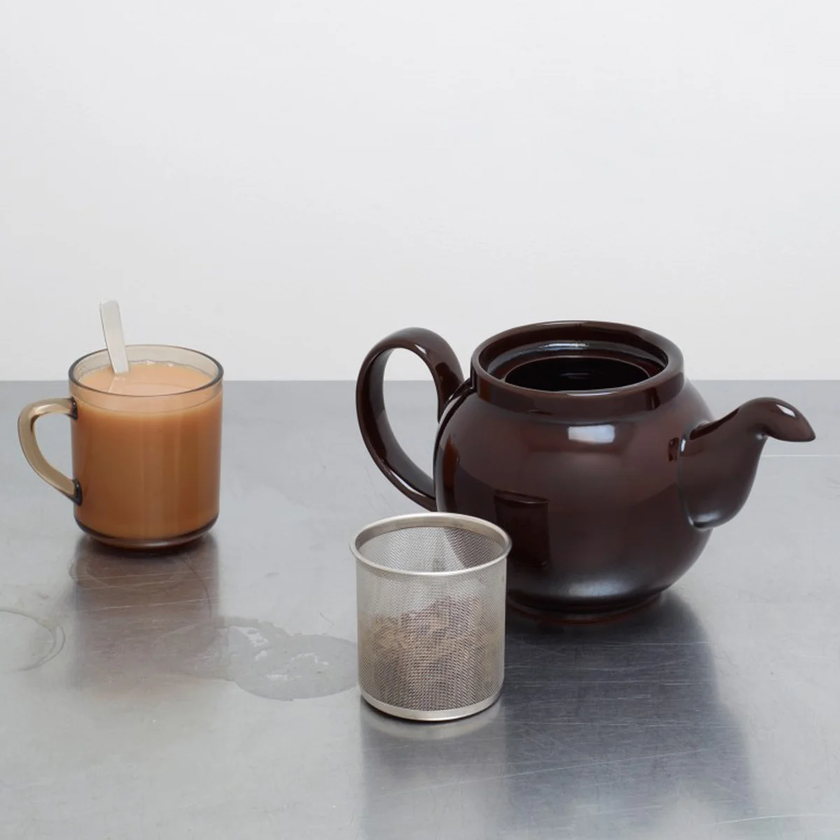 magasin-des-objets-usuels-teapot-cauldon-ceramics-ian-mcintyre-re-engineered-brown-betty-tea-and-filter.jpg