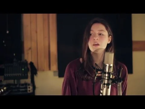 Lou-Adriane Cassidy chante "La neige tombe sans se faire mal" de Klô Pelgag (Copy)