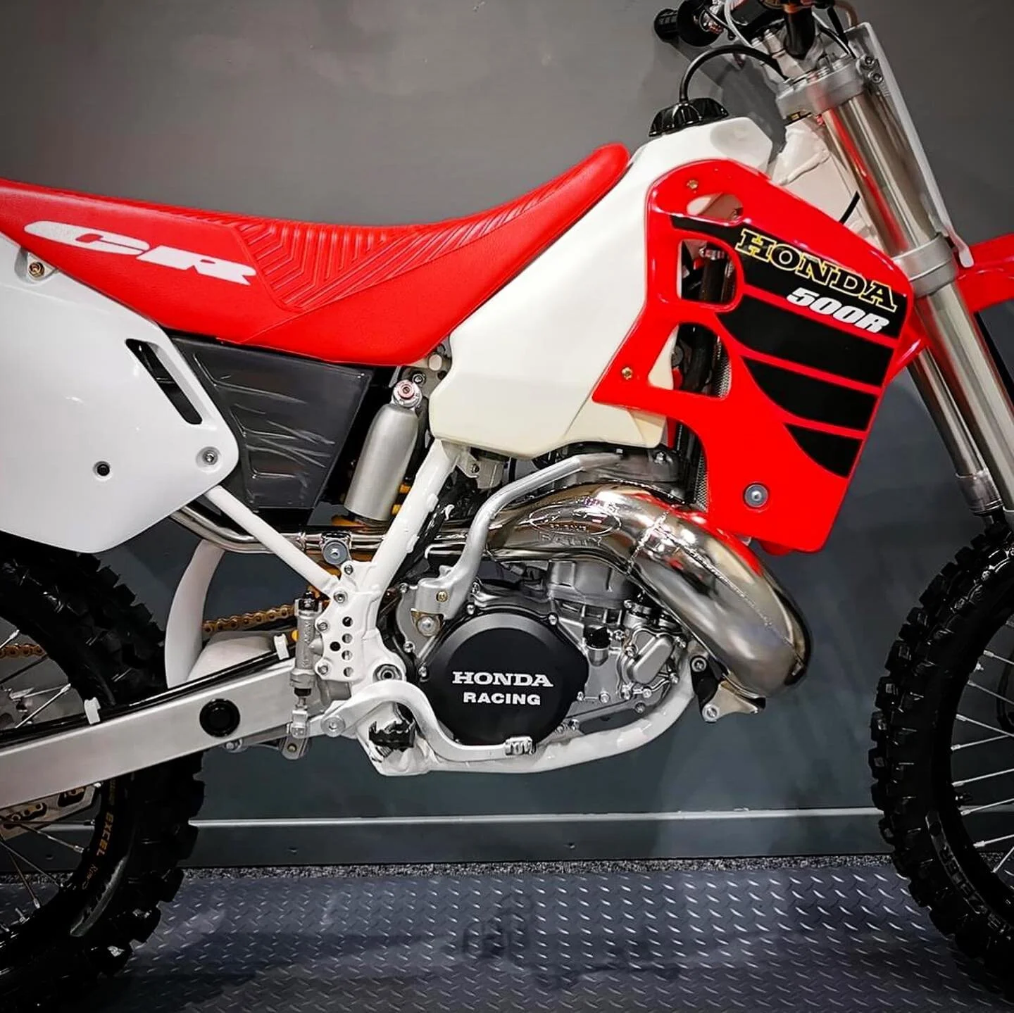 💎 H O N D A - C R 5 0 0 💎 #honda #cr500 #classic #evo #monster #custom #clutchcover #cncmachined #billet #aluminium #6061T6 #hardanodised #engraving #motocross #mx #dirtbikelife #offroader #braaapbraaap #homeofcustom #bodeenmoto