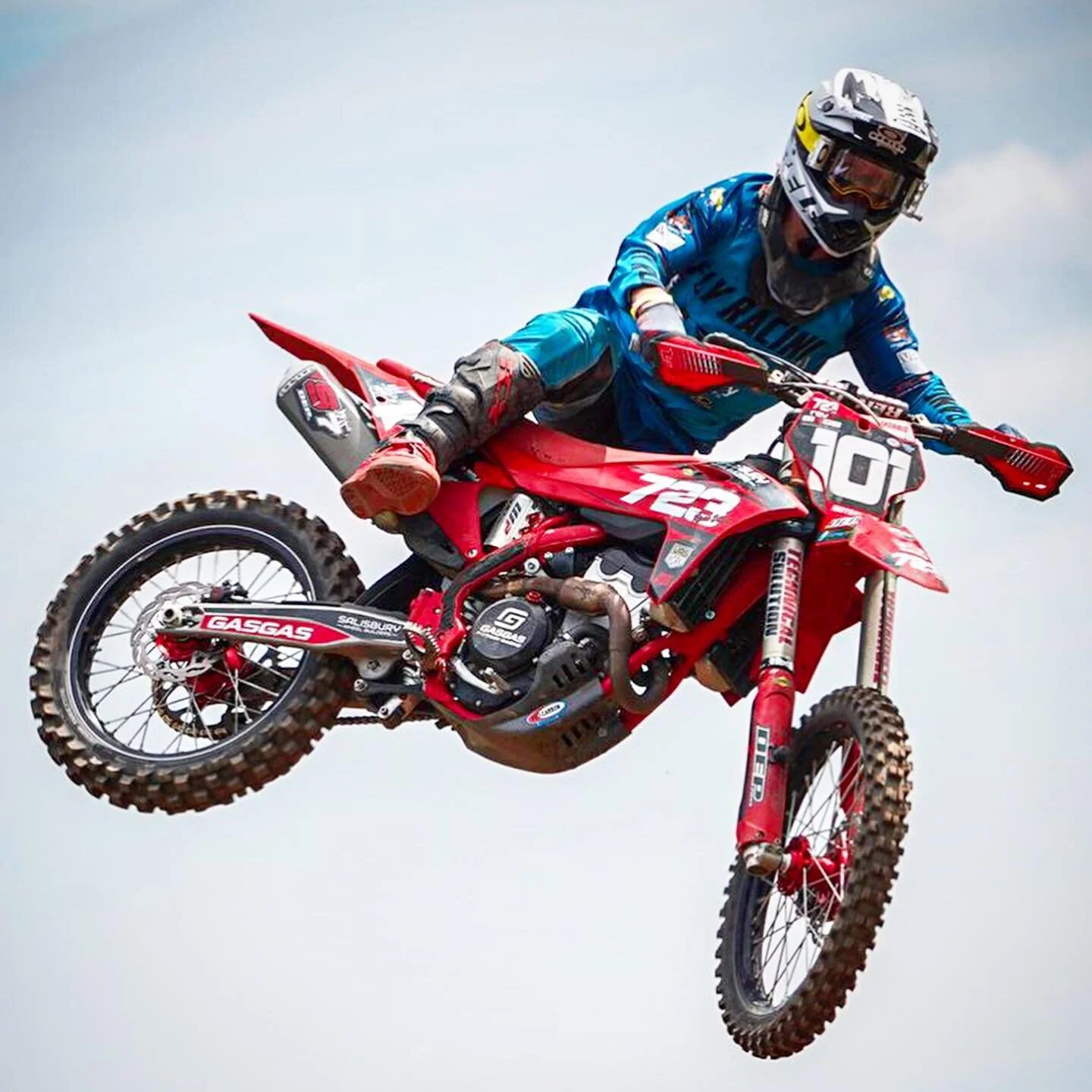 Congrats to @jude.morris.racing securing the overall win at Whitby in the British Youth Championship @britishyouthmotocross #gasgas #mc250f #custom #clutchcover #cncmachined #billet #aluminium #6061T6 #hardanodised #engraving #motocross #mx #dirtbike