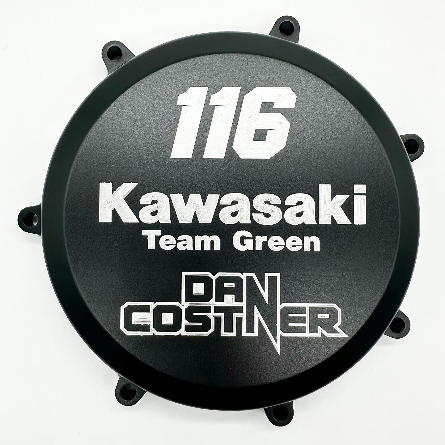 DAN COSTNER 🟢 #teamgreen #logodesign #kawasaki #kx450 #custom #clutchcover #cncmachined #billet #aluminium #6061T6 #hardanodised #engraving #motocross #mx #dirtbikelife #offroader #braaapbraaap #homeofcustom #bodeenmoto