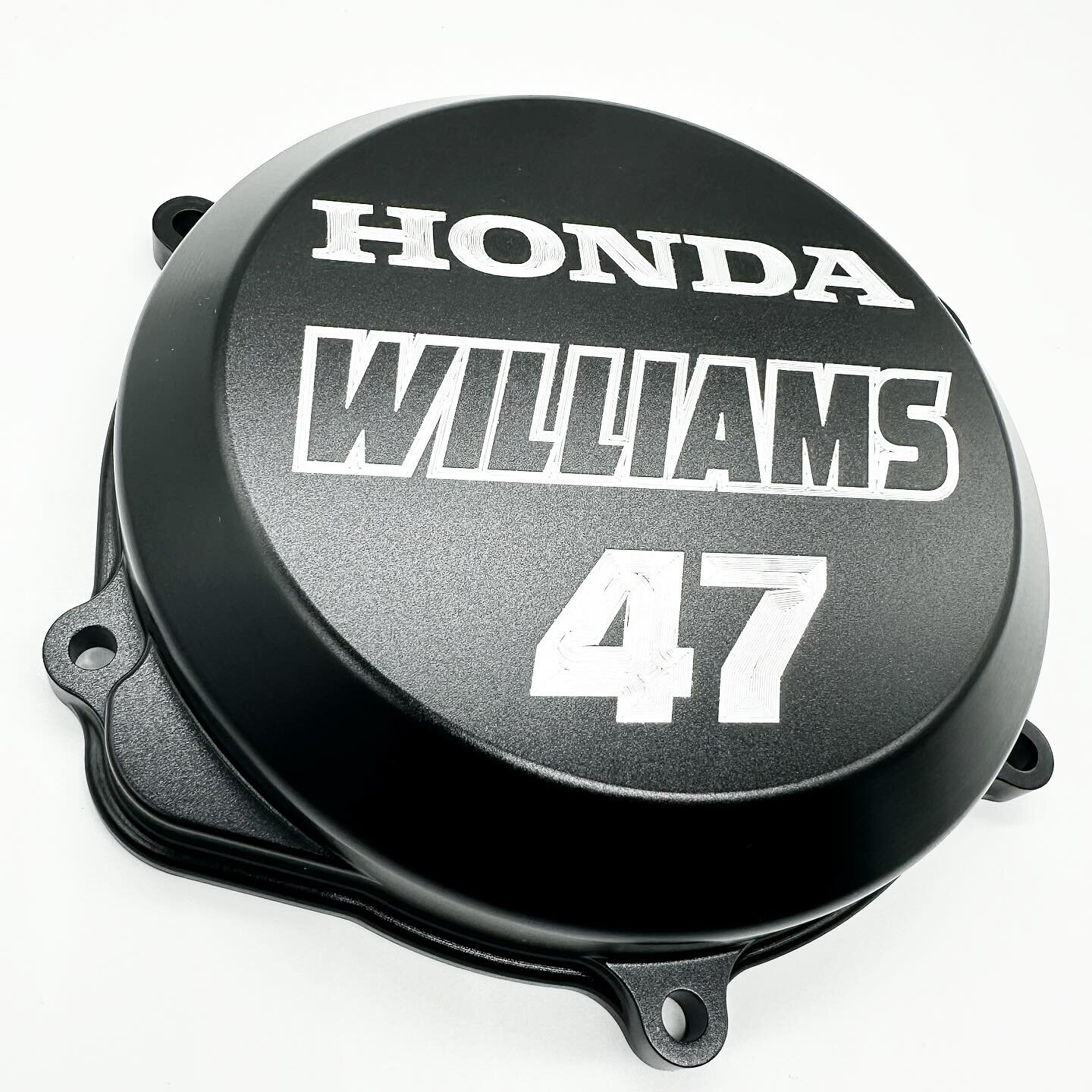 Williams Honda 🤔 🏎️ seen that somewhere before&hellip; #honda #fw11 #47 #crf250r #custom #clutchcover #cncmachined #billet #aluminium #6061T6 #hardanodised #engraving #motocross #mx #dirtbikelife #offroader #braaapbraaap #homeofcustom #bodeenmoto