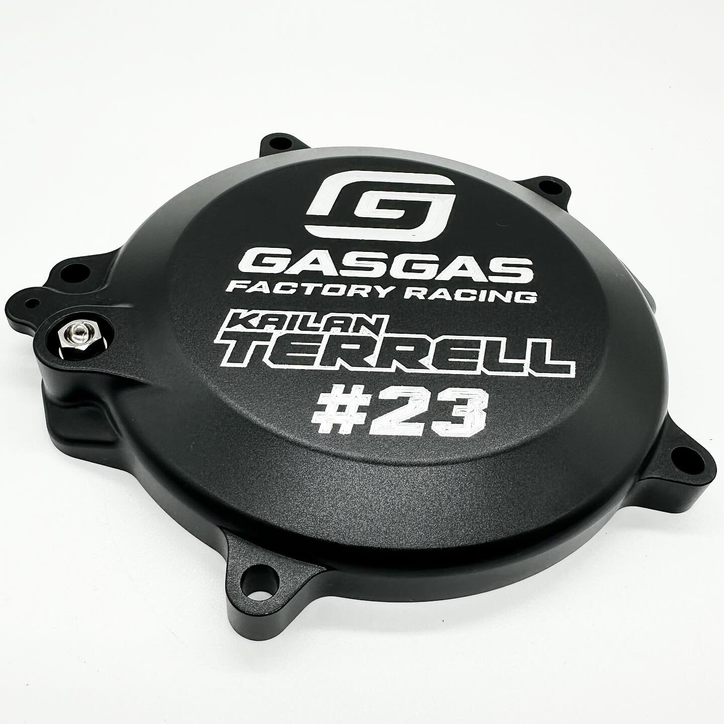 GASGAS FACTORY RACING #23 #gasgas #mc85 #custom #clutchcover #cncmachined #billet #aluminium #6061T6 #hardanodised #engraving #motocross #mx #dirtbikelife #offroader #braaapbraaap #homeofcustom #bodeenmoto