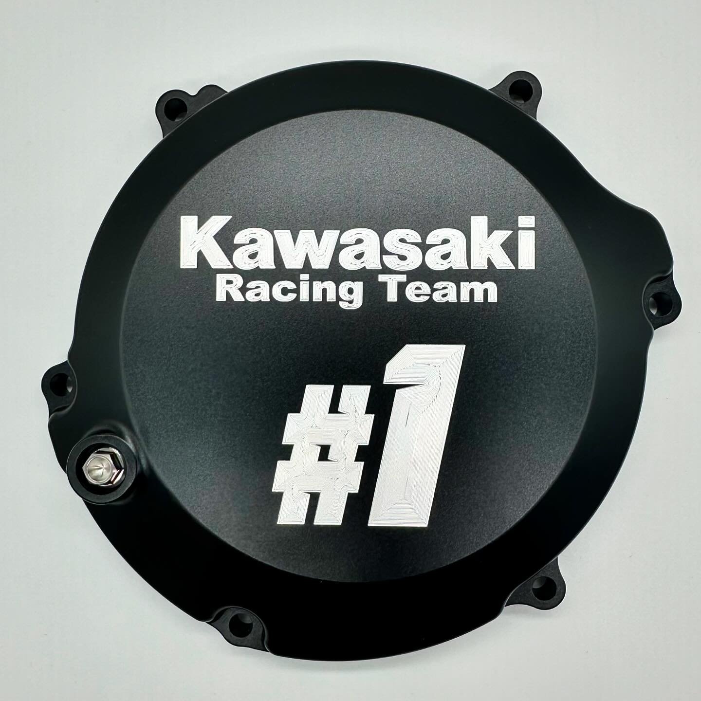 KAWASAKI RACING TEAM #1 #kx125 #kawasaki #custom #clutchcover #cncmachined #billet #aluminium #6061T6 #hardanodised #engraving #motocross #mx #dirtbikelife #offroader #braaapbraaap #homeofcustom #bodeenmoto