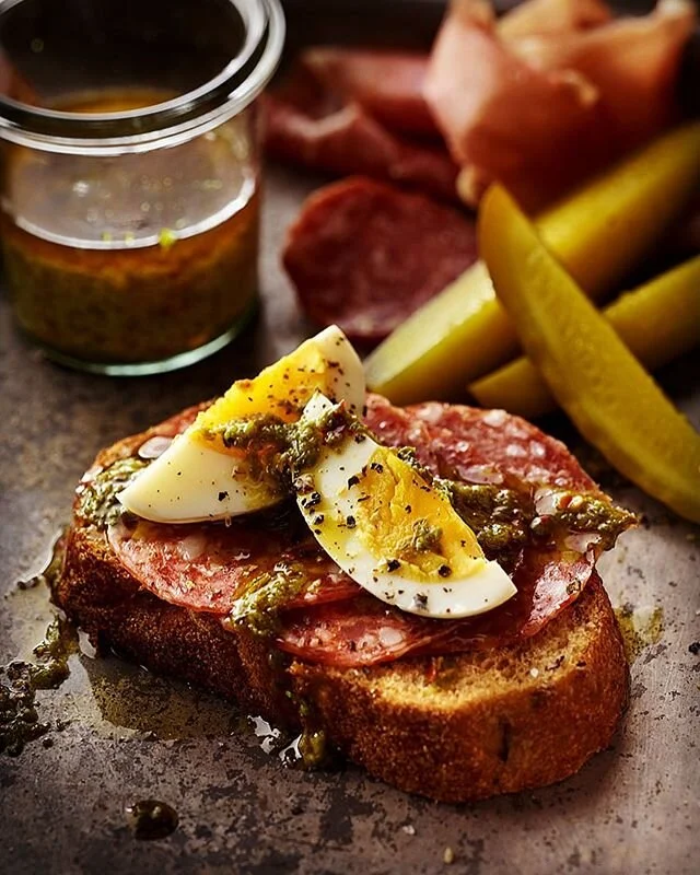 Snacks elevated. 📸 @ska_photography_mn @hormelfoods #charcuterie #openfacedsandwich #salumi #bruschetta #sauceverte #toasttuesday #salame #foodphotographyandstyling #buzzfeedfood #forkyeah #huffposttaste #eater #tastingtable #beautifulcuisines #gloo
