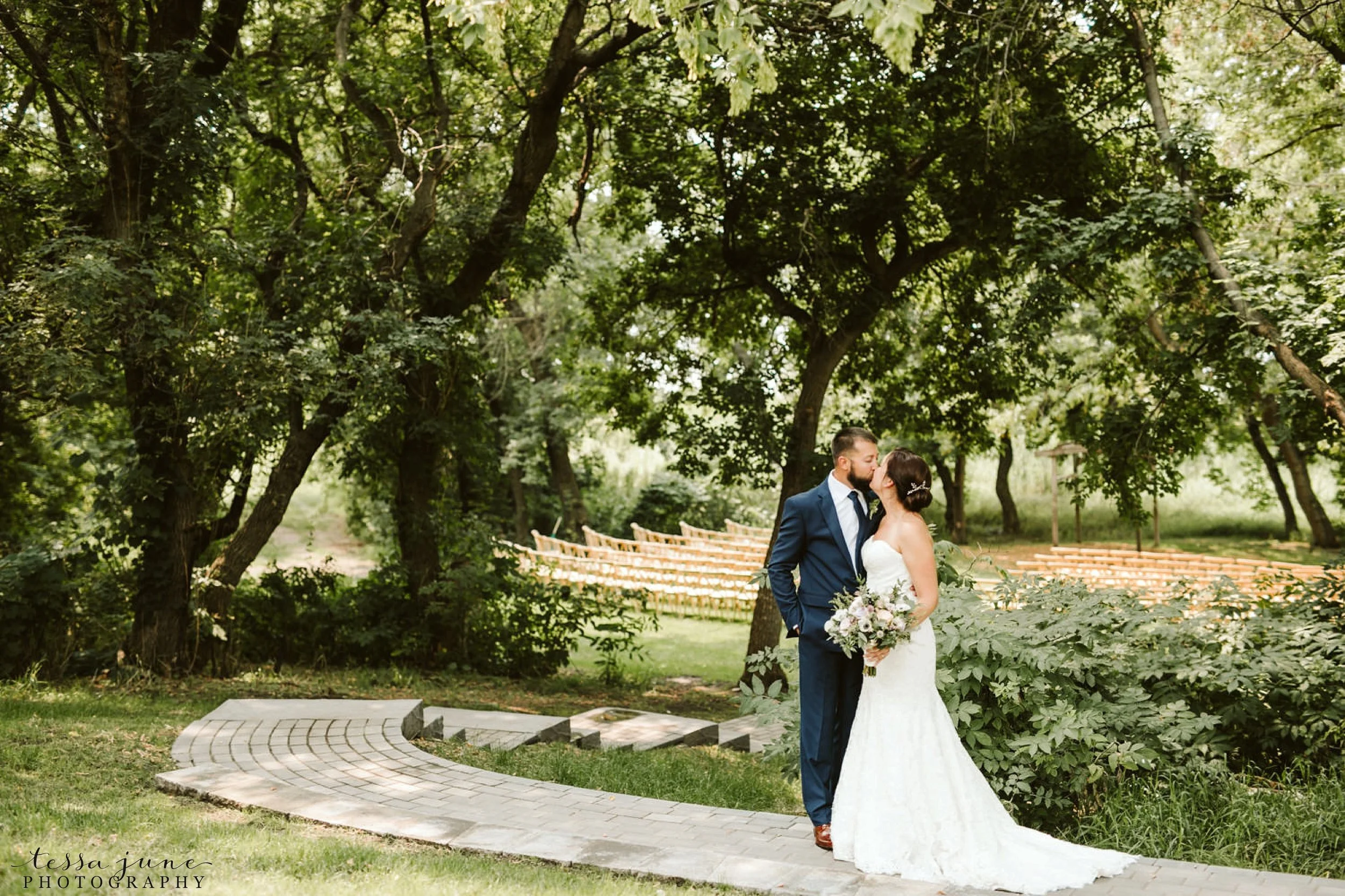 gathered-oaks-barn-wedding-alexandria-minnesota-40.jpg