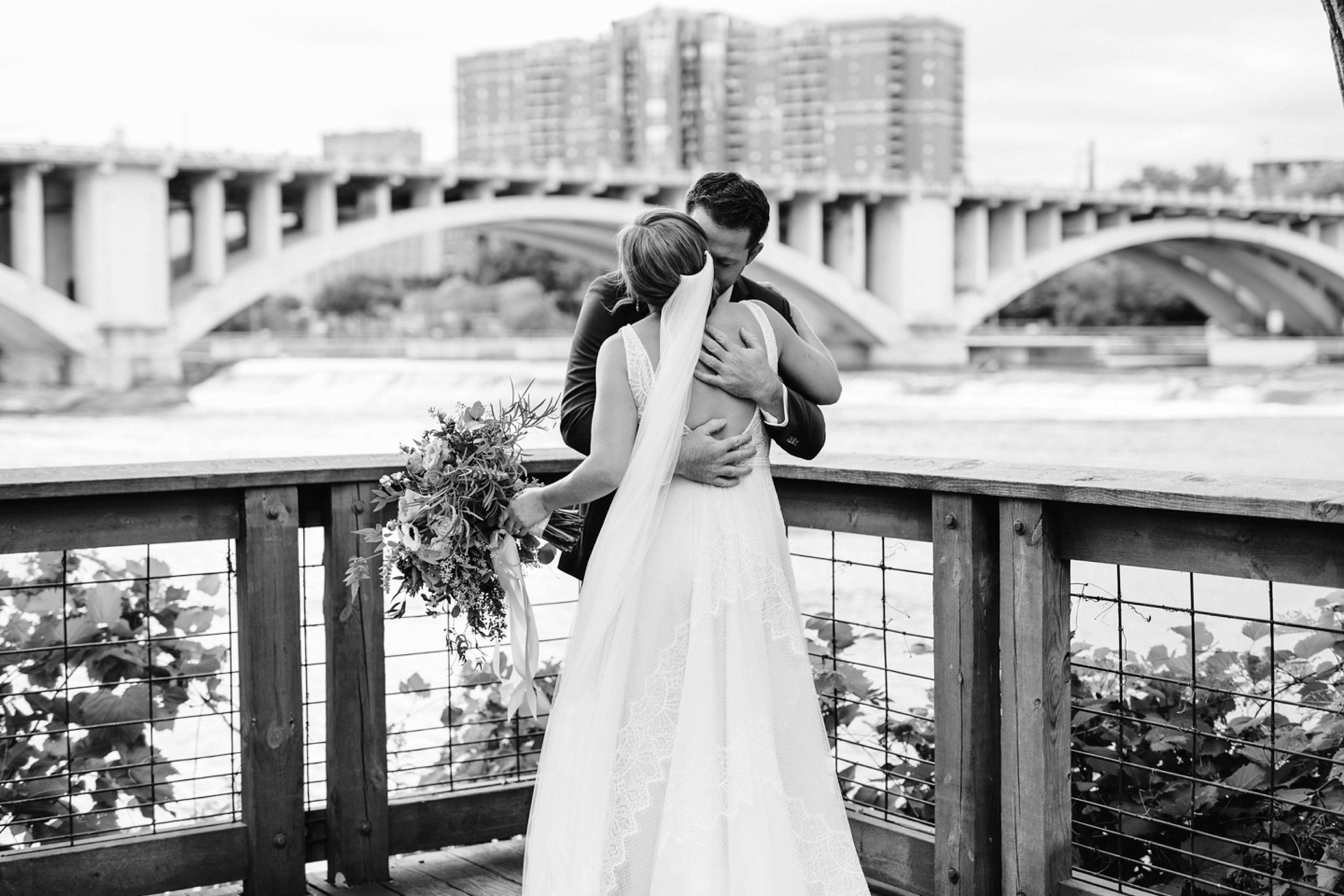 Nicollet-Island-Pavilion-Minneapolis-September-Coral-Navy-Wedding-33.jpg
