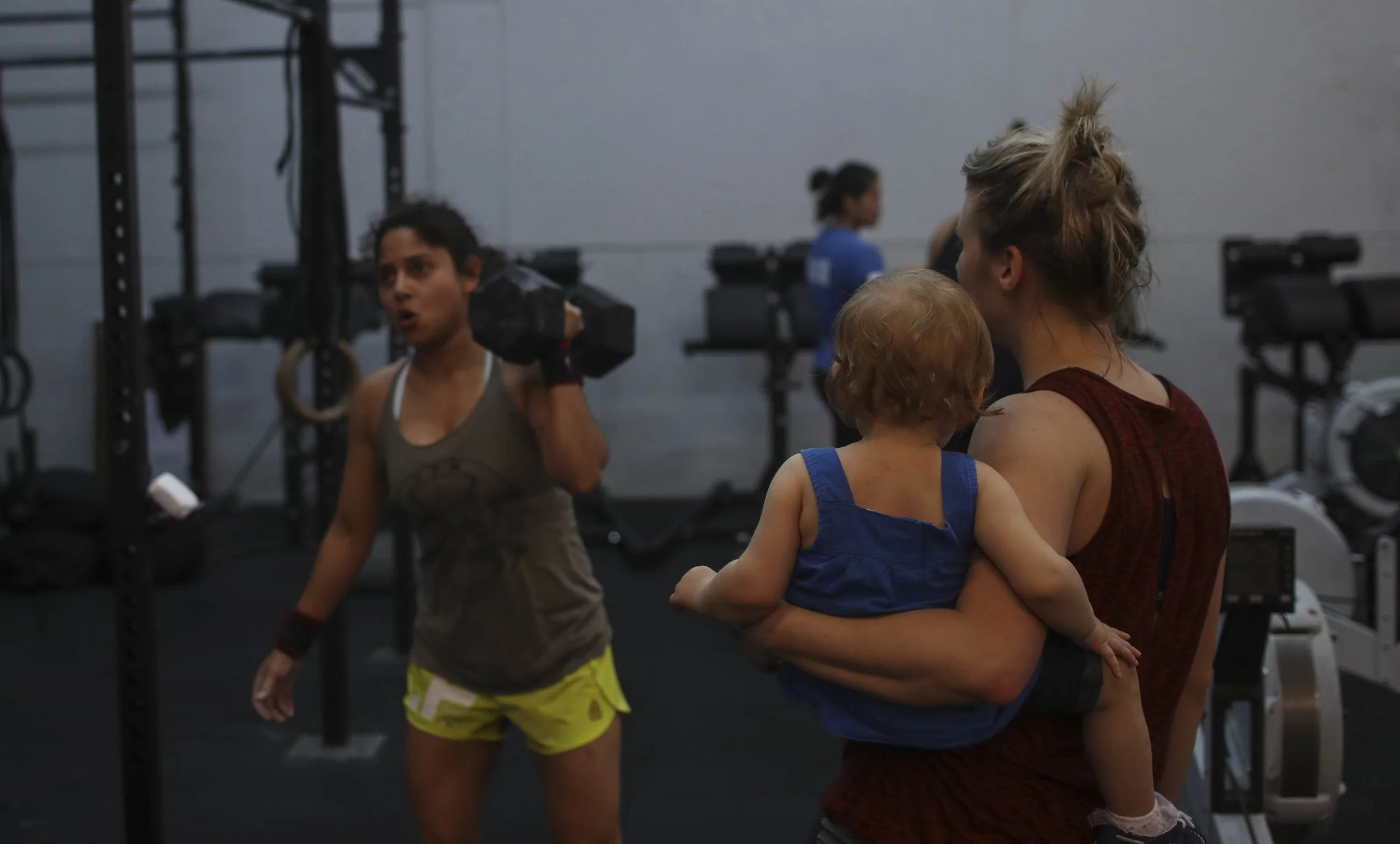 Anna with a one arm dumbbell press. Being watched carefully by Adlee and Amisha.