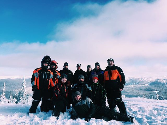 darkside crew minus a few. | #canadianbush #darksideadvent2016 #snowmobile #klim #motorfist #quebec #canada #braaap #skisup #polais #skidoo | visit link in profile ☝🏻️ to join us in 2017!