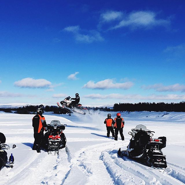 @motorfistgear ambassador @davejosselyn putting on a show for SnowTrails TV during our powder play day! | #darksideadvent2016 #Quebec #ridedry #snowtrailstv #motorfist #skidoo #klim #brp #snowmobile #canadianbush