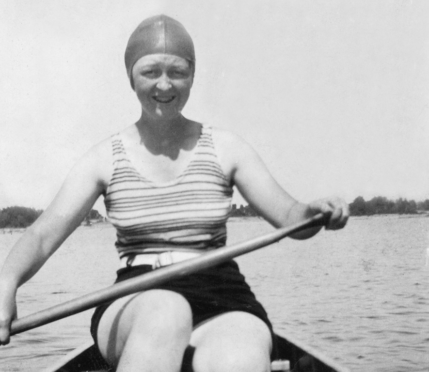  Women’s doubles were just one of the many canoe races. 