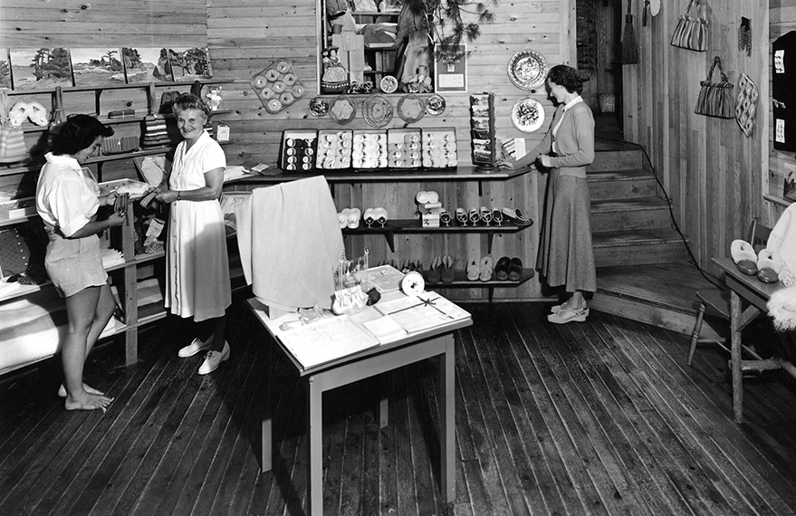 At the Ojibway’s first store on the dock (bottom, right) guests could purchase postcards, crafts and souvenirs. Later, the hotel’s gift shop, located in the tower, boasted a more sophisticated inventory. The hotel’s butcher provided islanders with their favourite cuts of meat. 
