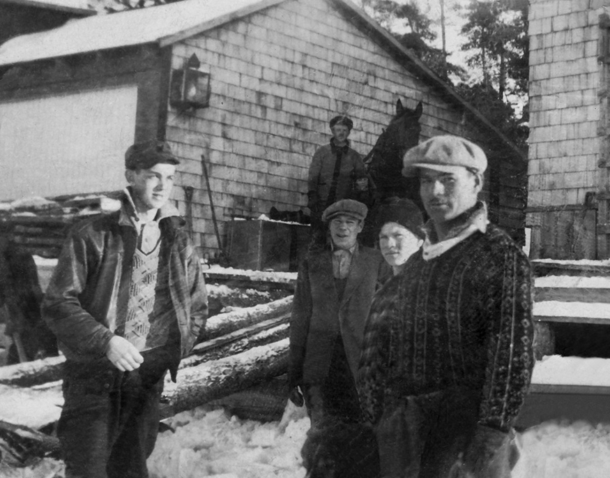 Albert Desmasdon (near left) organized the ice crews for the Ojibway. The men slept and ate in the hotel’s cottages and usually worked from December to February.