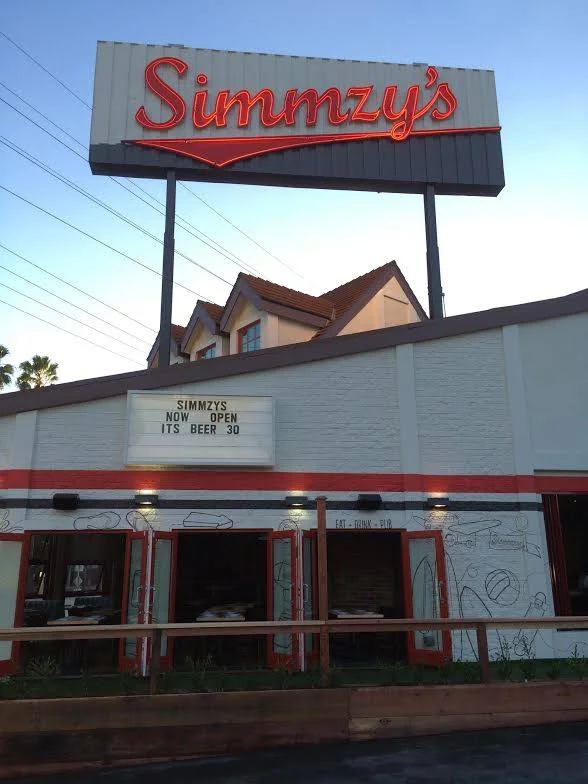 Simmzy's Comes to Burbank with Great Food & Fun Atmosphere