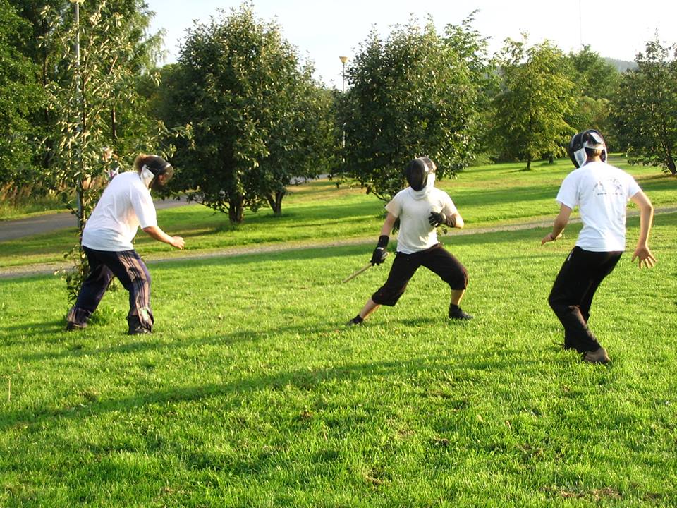 Alkuaikoina kesäisin treenattiin ulkona. Kuva kesältä 2006-07.