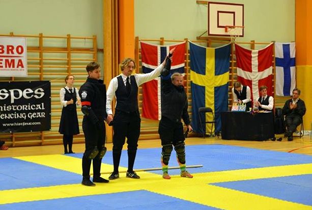 Erotuomari Scott Hellroth julistaa naisten pitkämiekan voittajan (Kuva Helena Sivčević).