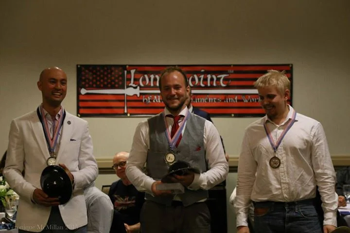 Miekan & kupurakilven mitalikolmikko, Bill Grandy (Virginia Academy of Fencing, USA), Axel Pettersson (GHFS, Ruotsi) ja Kristian Ruokonen (EHMS, Suomi)