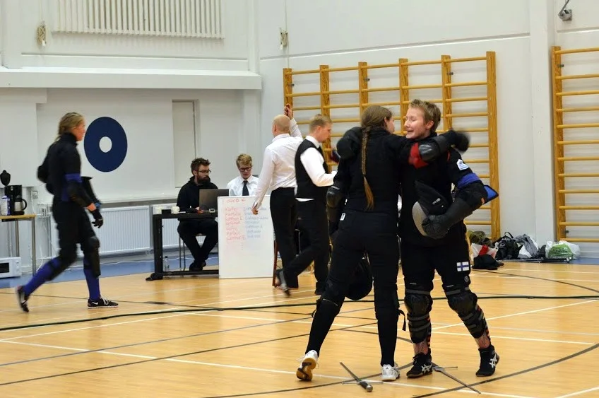 Miekkailijat tervehtivät ennen naisten sarjan lohko-ottelua. Kuva Eeva Lahtinen