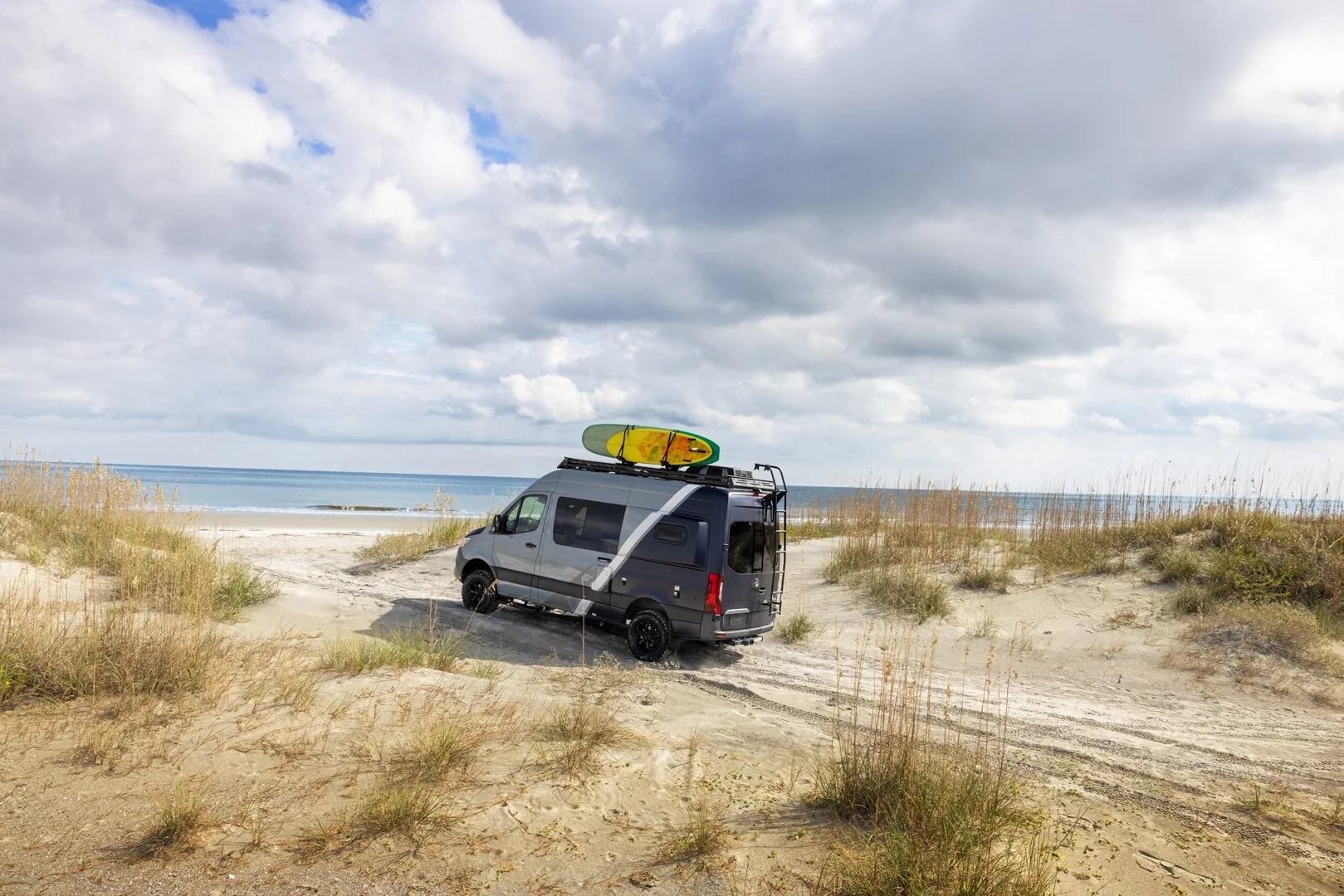 MB_VANS_2383_Shot07_Driving_Beach_R_300_V1.jpg