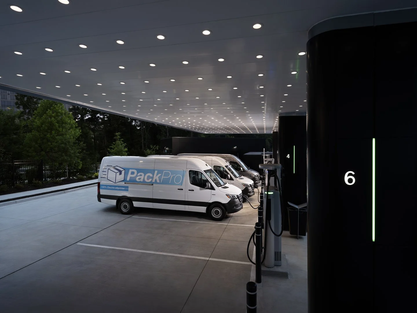 MP_MB_VANS_MY25_AUG24_11372_ChargingStation_Hero_006005_R_300_V2.jpg