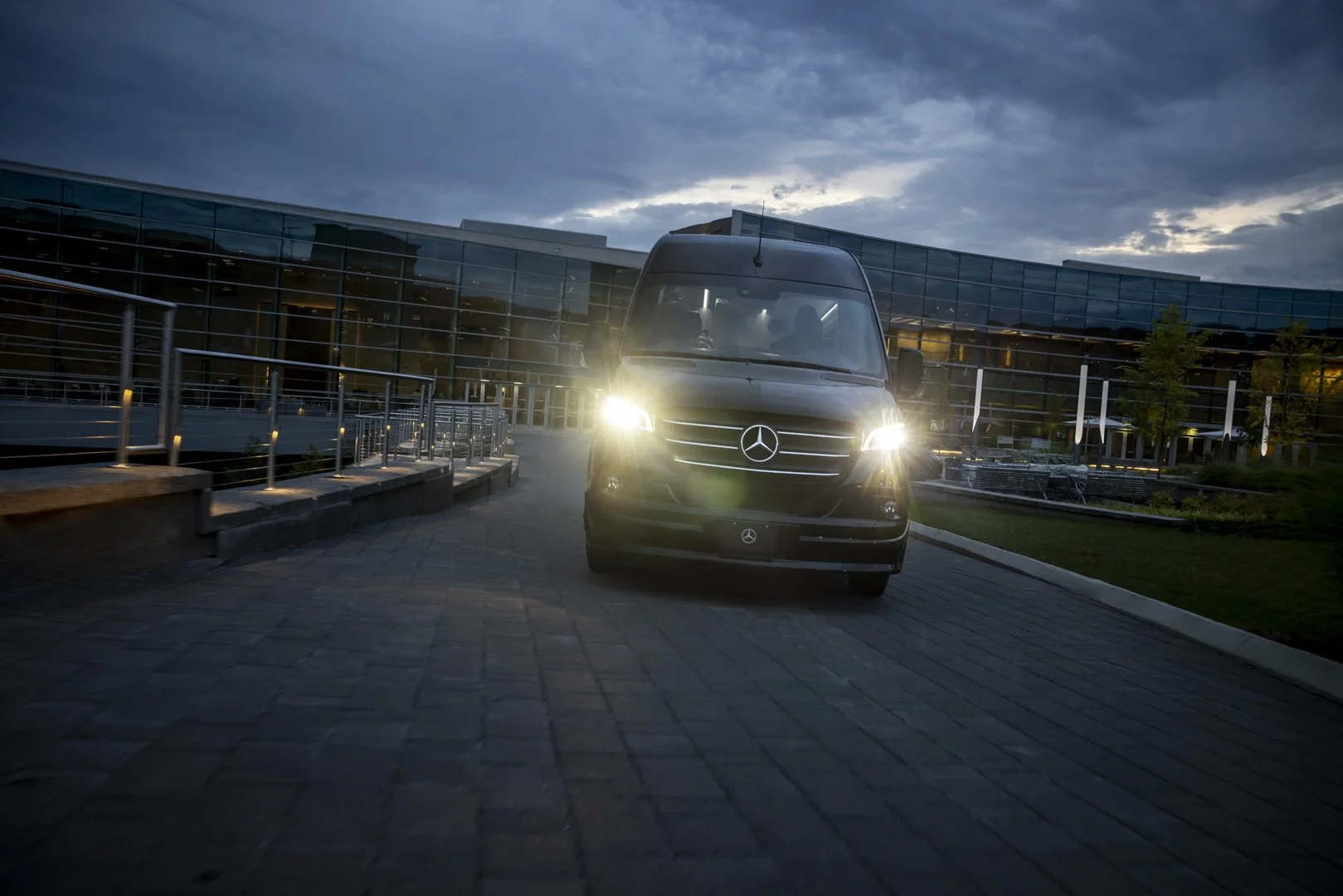 MP_MB_VANS_MY25_AUG24_11372_Executive_Driving_009045_R_300_V1.jpg