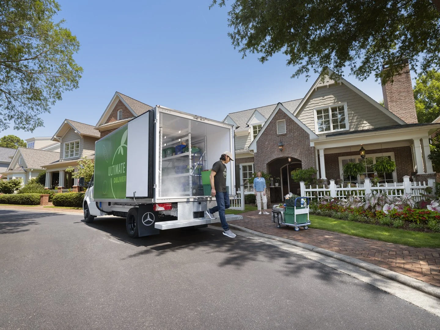 MP_MB_VANS_MY25_AUG24_11372_GroceryDelivery_Lifestyle_004057_R_300_V3.jpg