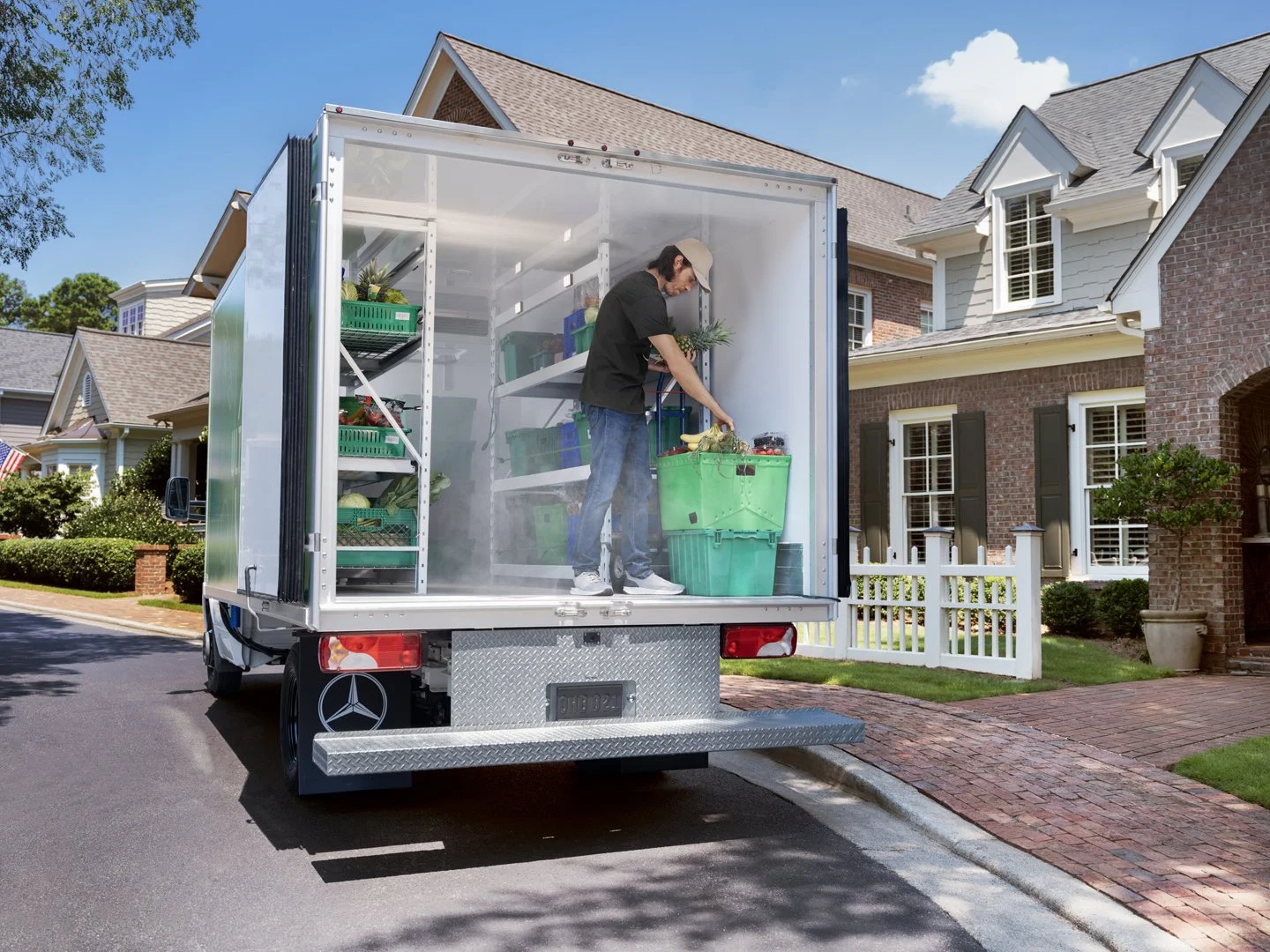 MP_MB_VANS_MY25_AUG24_11372_Grocerydelivery_Lifestyle_004232_R_300_V2B.jpg