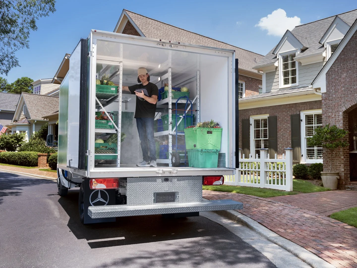 MP_MB_VANS_MY25_AUG24_11372_Grocerydelivery_Lifestyle_004267_R_300_V2B.jpg