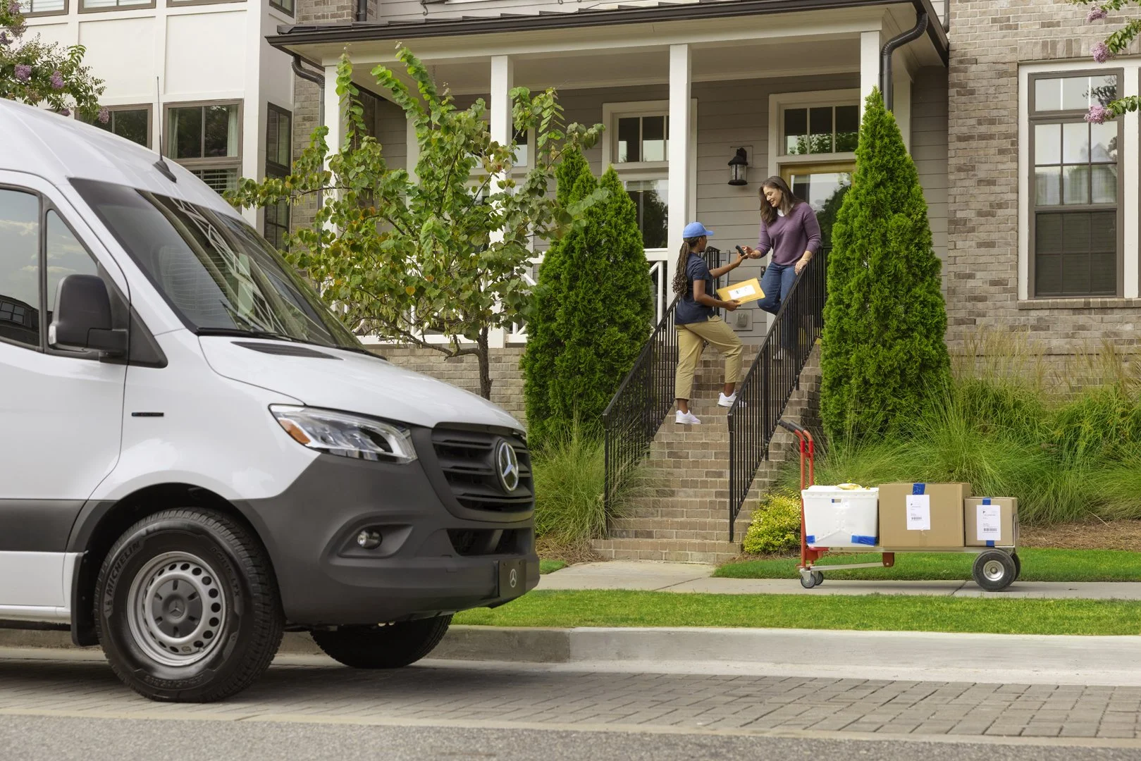 MP_MB_VANS_MY25_AUG24_11372_Lmd_Lifestyle_005217_R_300_V3.jpg