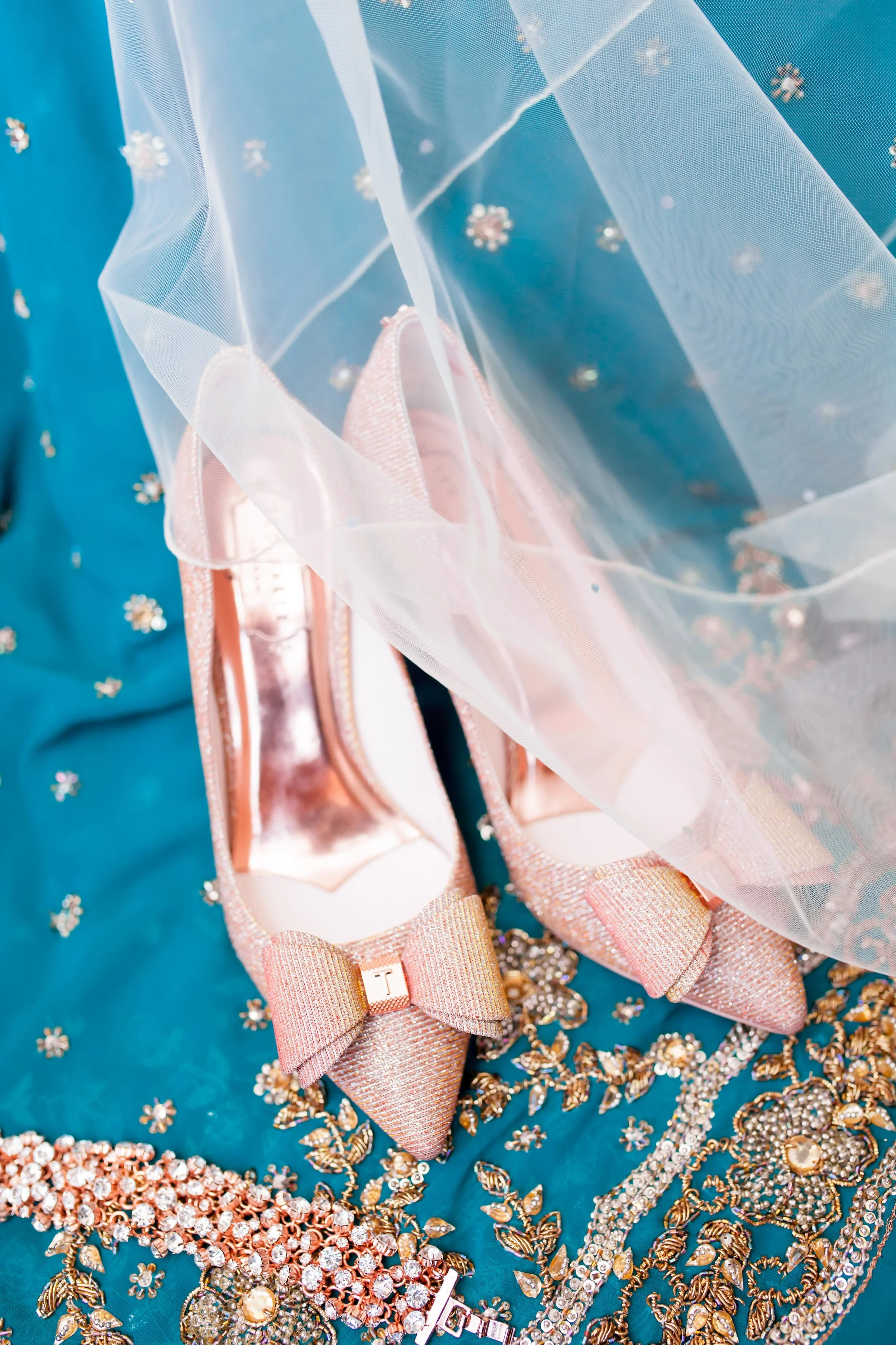 Toronto Wedding Photographer Glam Bright Photos Somali Weddings Habesha Eritrean Indian Kenyan Muslim Arab Ontario Ottawa Munaluchi Bride Karimah Gheddai Photography Eritrean Ethiopian International Destination Verdi Convention Airy Natural Light necklace ted baker bridal shoes Etobicoke pink