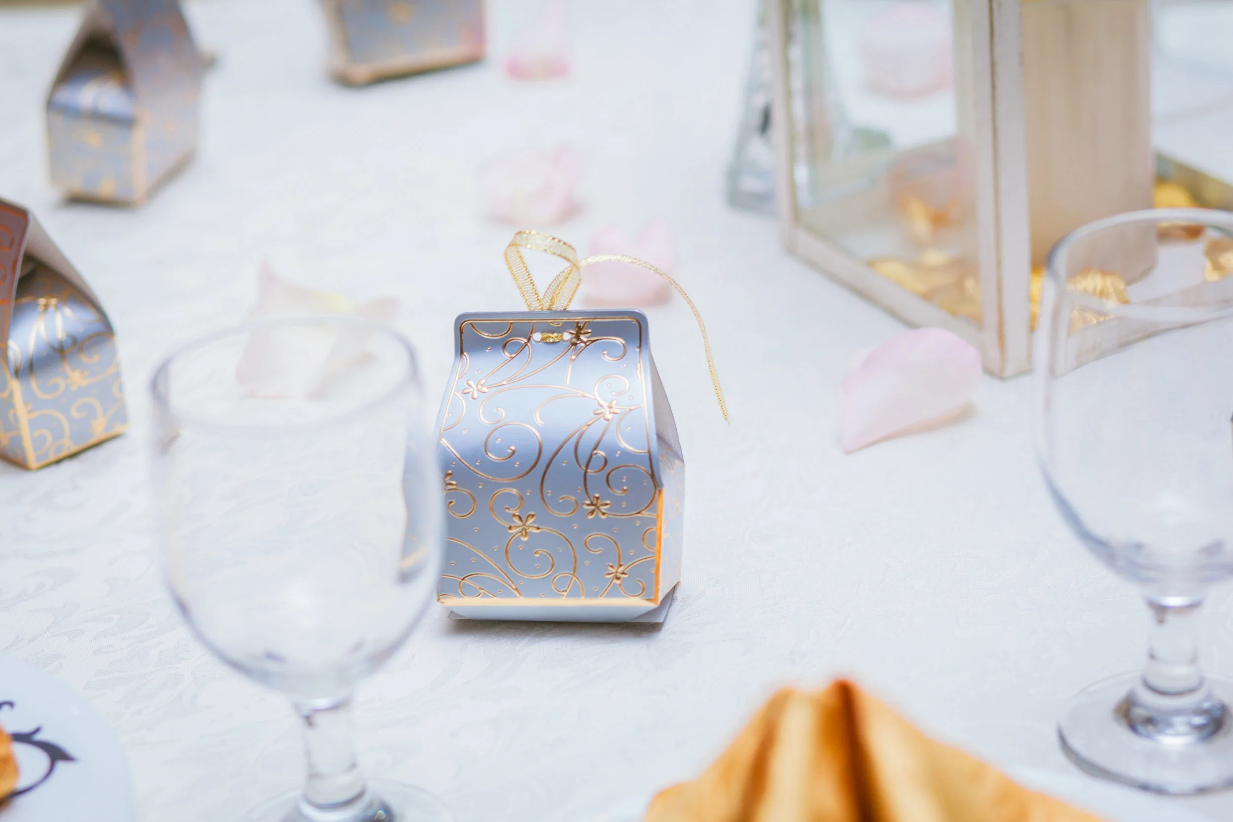 Wedding cake gold white karimah gheddai photography African Wedding Photographer Muslim Habesha Somali Pakistani Indian Sultana Wedding Decor Apollo Convention Centre Mississauga Ontario Luxury