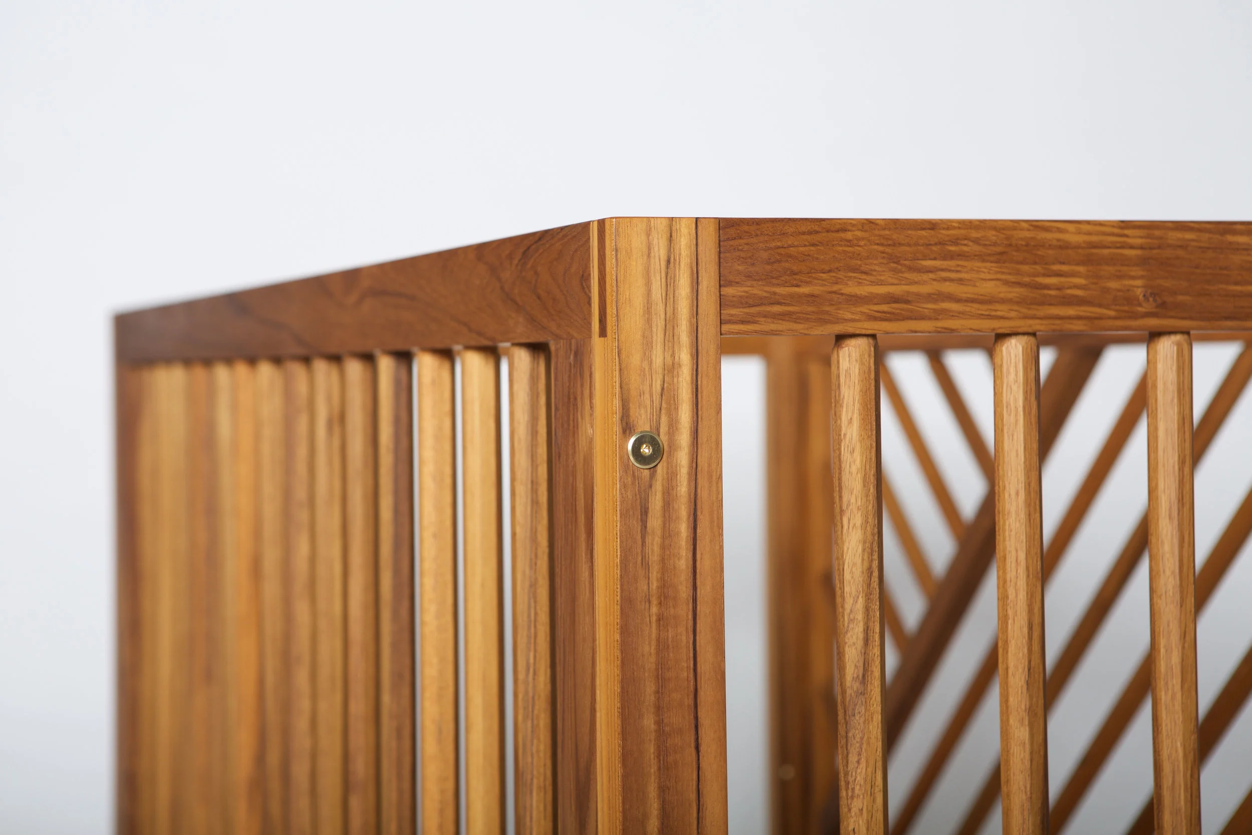 teakcribdetail2.jpg