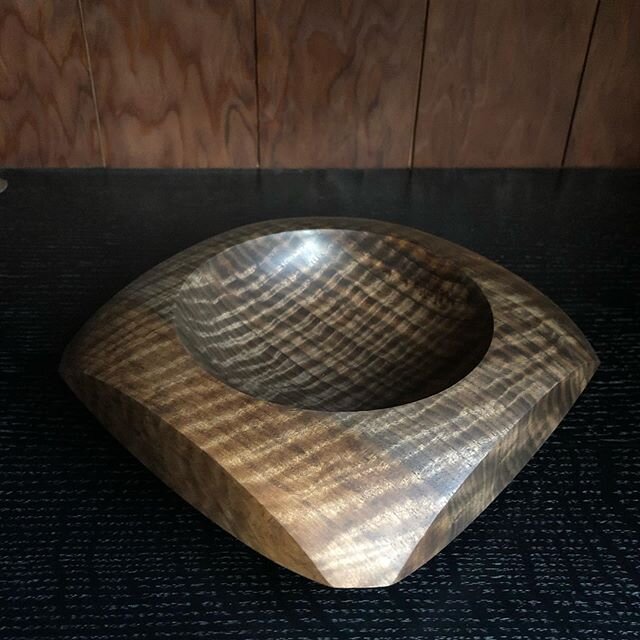 Meet the pillow bowl.  I&rsquo;ve made a few of these out of some incredible material.  This one is available even though I really want to keep it.  Dm me for more info. 
#woodbowl #losangeles #bastognewalnut