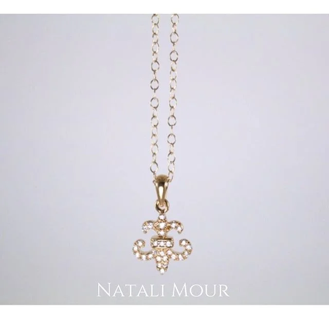 &bull;FLEUR DE LIS&bull;
Feel like a royal Queen or King with this necklace 👑 Available in Silver and Gold on our OH MY! Collection! 
Link in profile 🔝

Happy Tuesday ✌🏻️ #natalimour #jewlery #jewelrydesign #jewelydesigner #handmade #handmadejewel