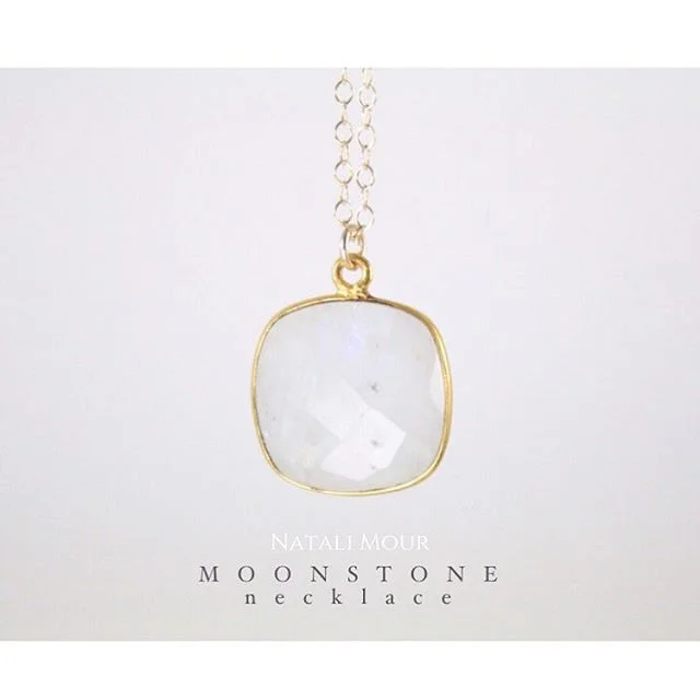 &bull;MOONSTONE&bull;
Perfect little gift for yourself or a friend 🌙

This stone is known to draw love into ones life, to ensure restful sleep, to protect while traveling over water, and to aid in weight loss. 😌✨ #feelthepower #feelthelove #love #m