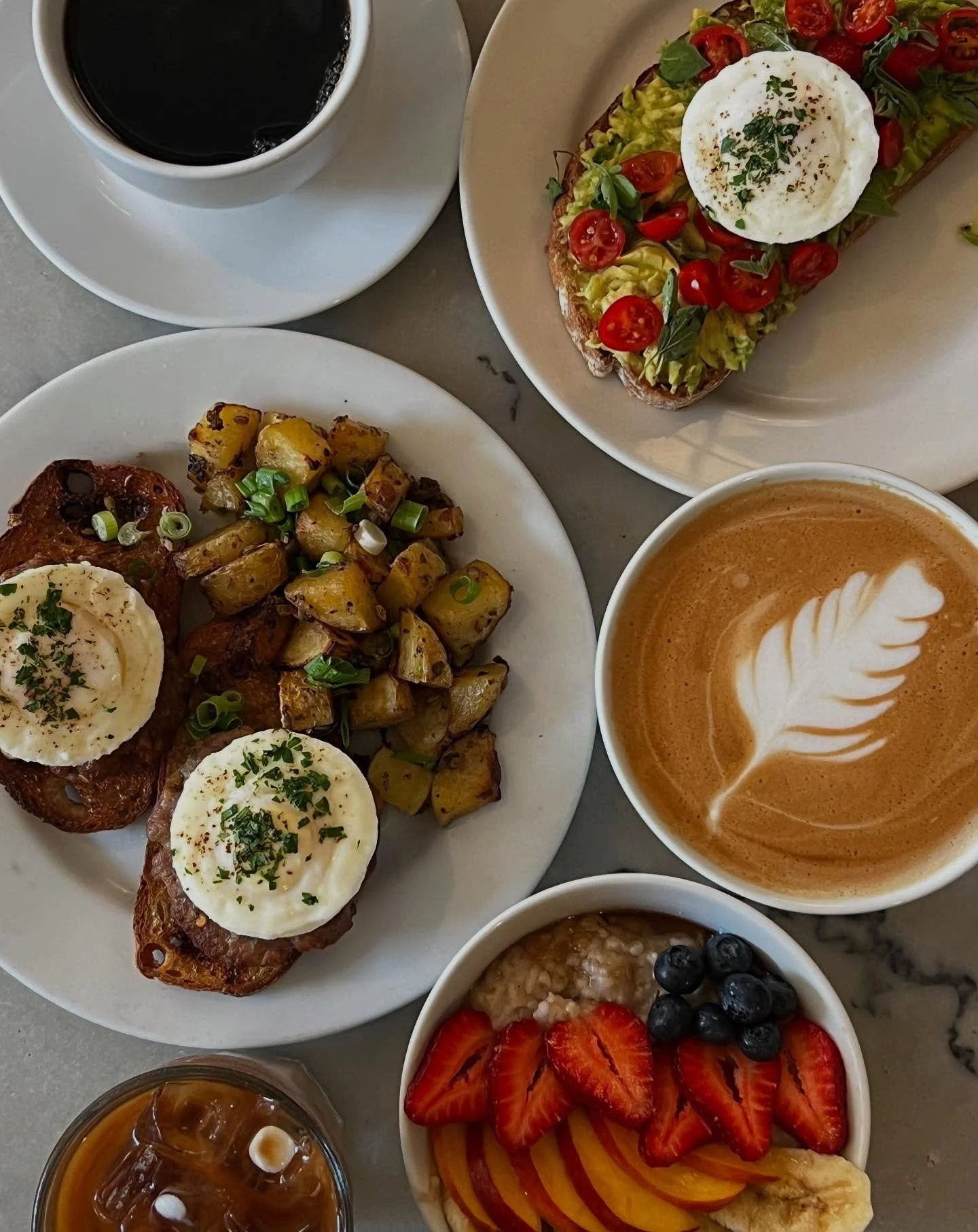 Nothing like fresh coffee and a wholesome breakfast ☕️☀️
Start your week off right with our house made sausage, organic free range poached eggs, and house made herb roasted potatoes! Or try our delicious avocado toast for something lighter. 
Breakfas