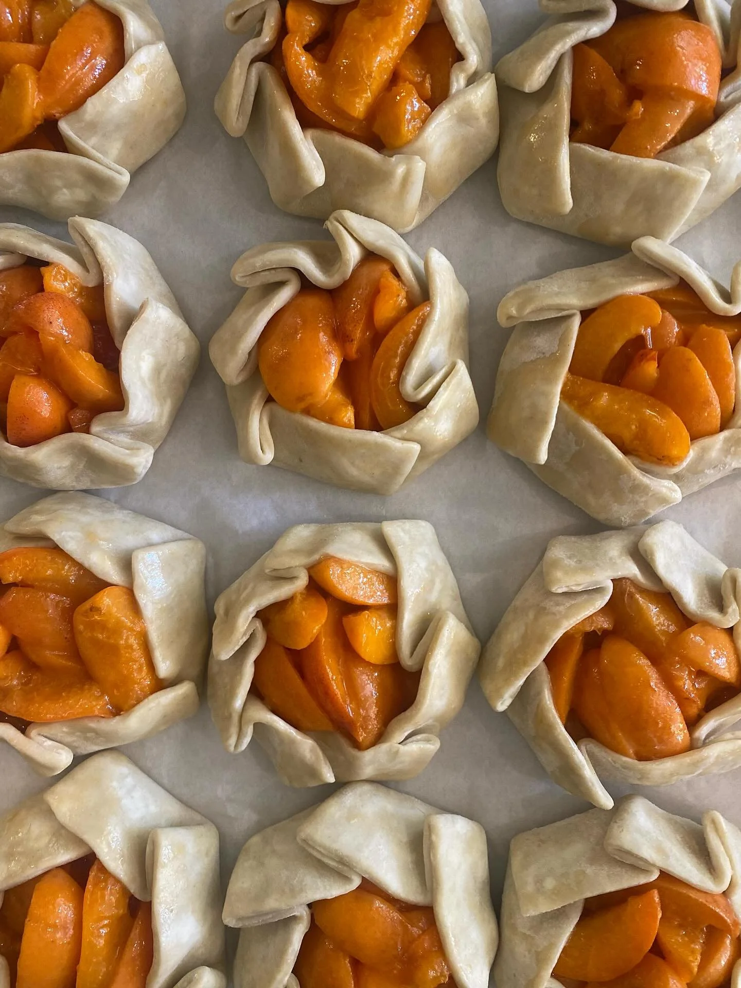 Summer means stone fruit 🍑
We&rsquo;re getting the sweetest picks from @blossomblufforchards
Come try our peach galettes for the sweetest taste of summer.