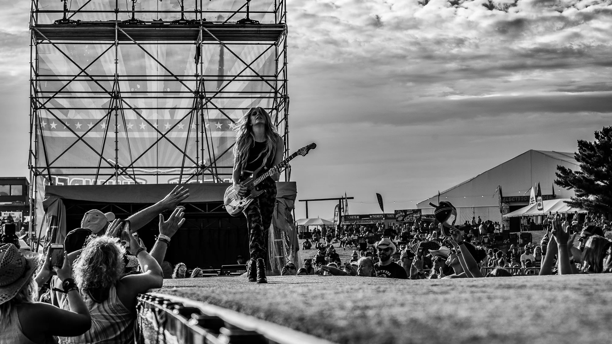 2019 - 07 July - Lindsay Ell - Country Thunder - for web-13.jpg