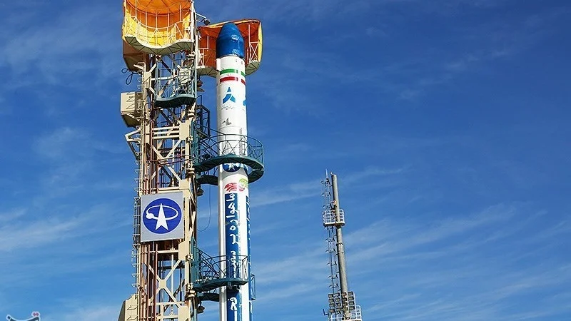 Safir_space_launch_vehicle_carrying_Fajr_satellite_12.jpg