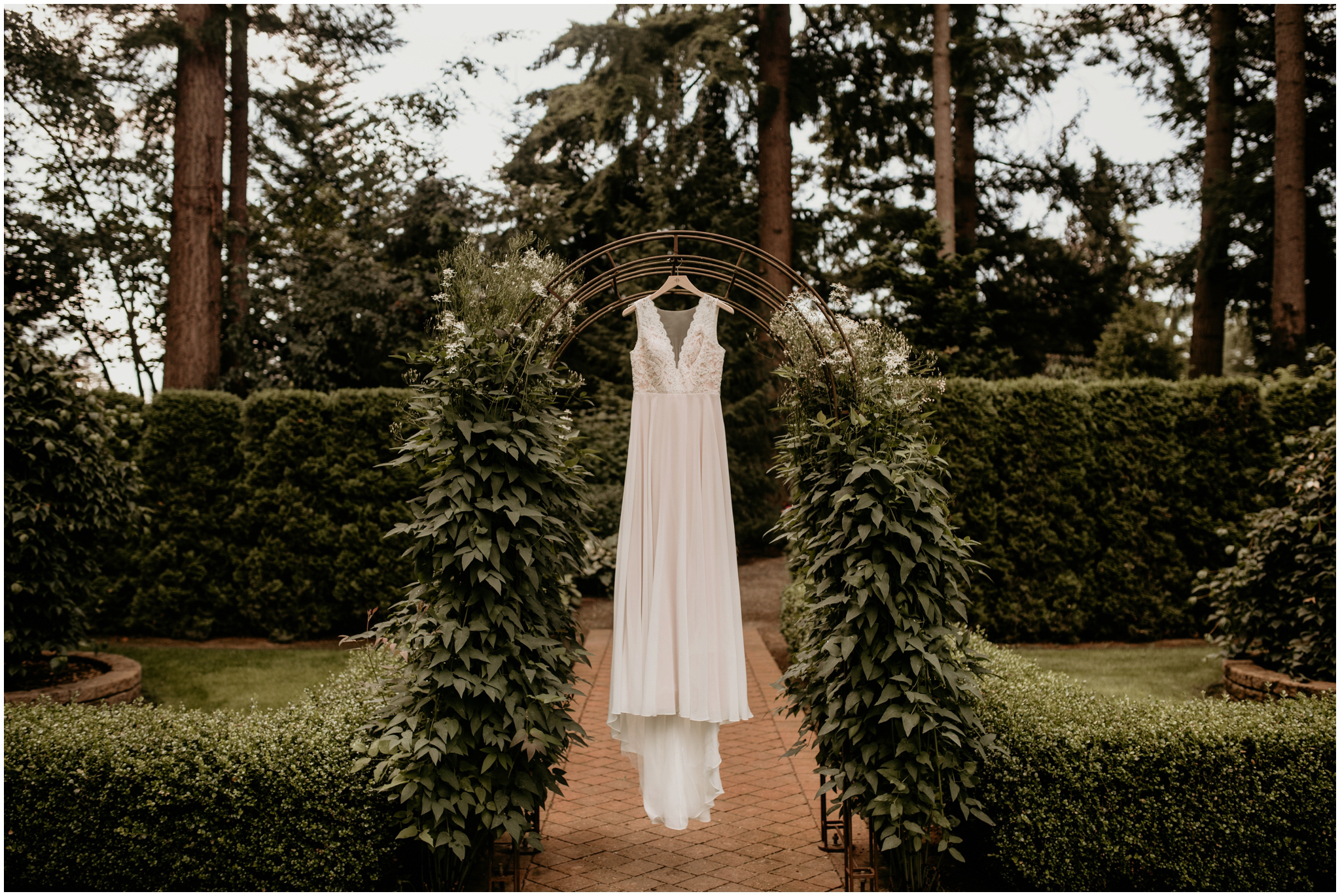erin-and-tyler-evergreen-gardens-bellingham-wedding-photographer-002.jpg