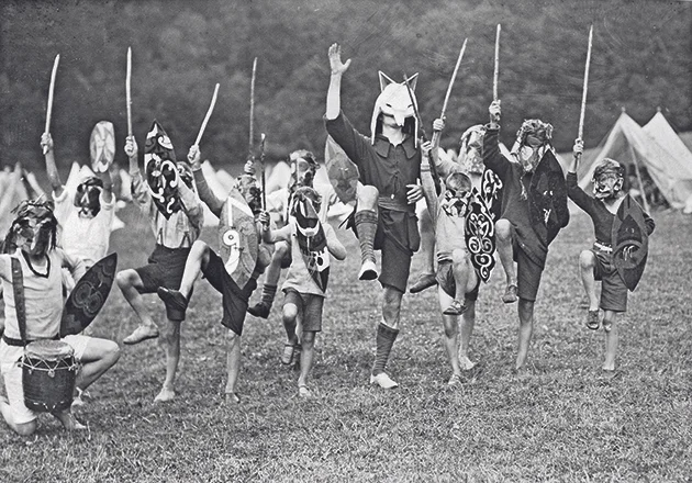 Angus McBean. John Hargrave som «White Fox Spirit Chief» og barn på Dexter Fam Tribal Training Camp II, 1928. Rettigheter: Stanley Dixon Collection. Med takk til Gill Dixon. Gjengitt med tillatelse fra Tim Turner. (Foto: Paul Knight)