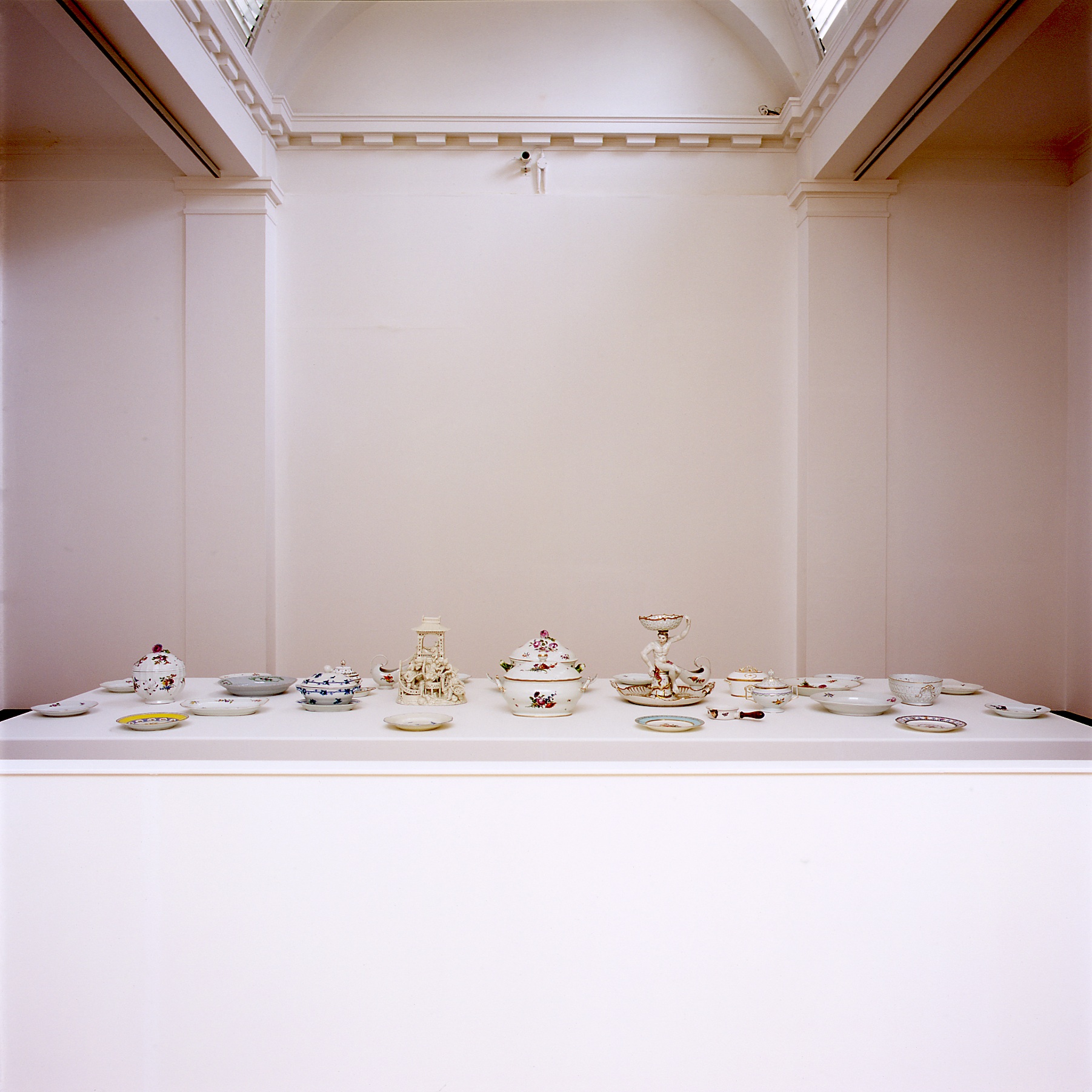 Frå Arcanum: mapping 18th-century European porcelain av Edmund de Waal. Foto: National Museums & Galleries of Wales / Robert Teed.