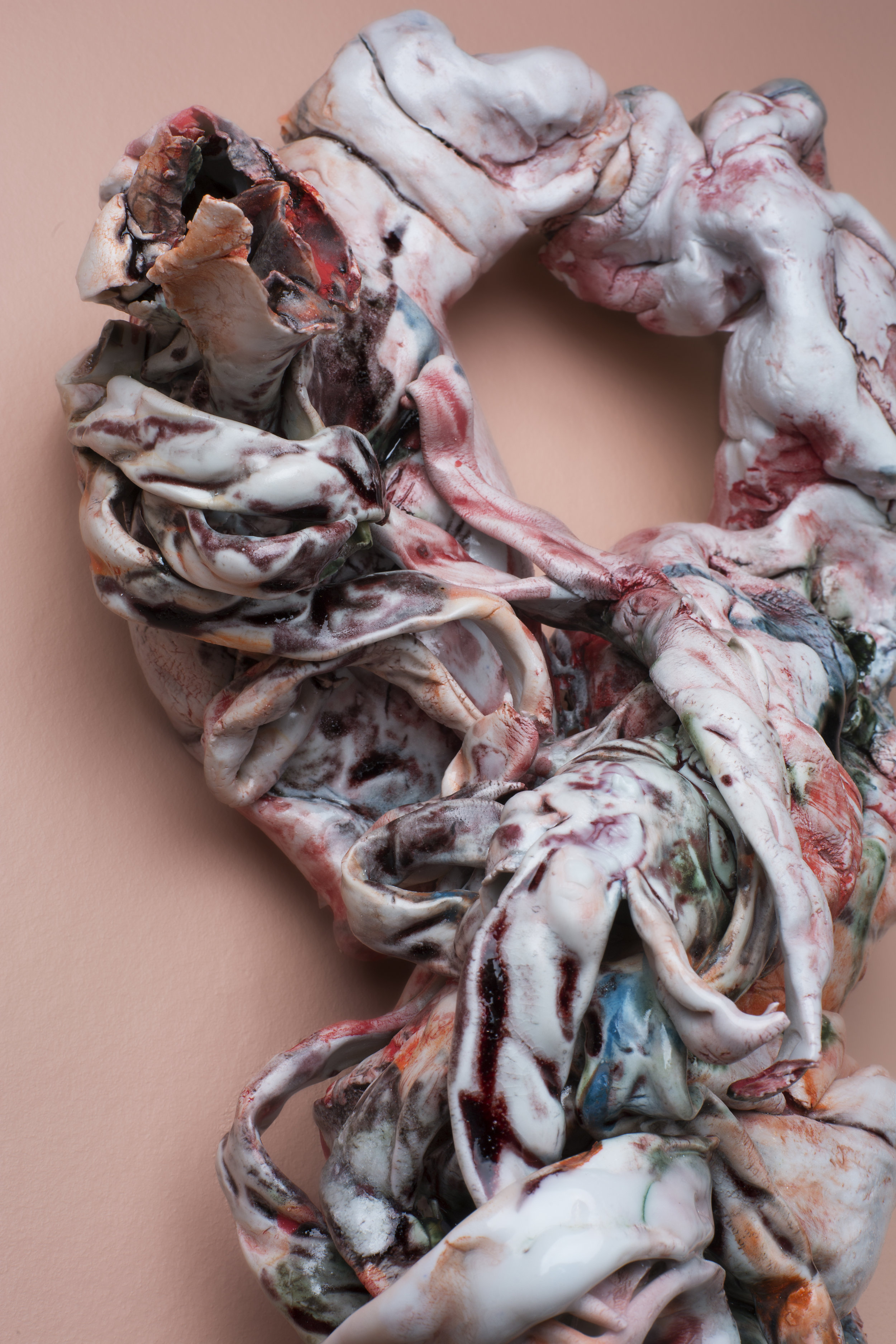 Irene Nordli. Detalj fra Veggforbindelser vist på utstillingen Porselensrommet i Galleri Format, Oslo. Foto: Lars Myhren Holand